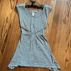 Women’s Small Flowy Form Fitting Sleeveless Top